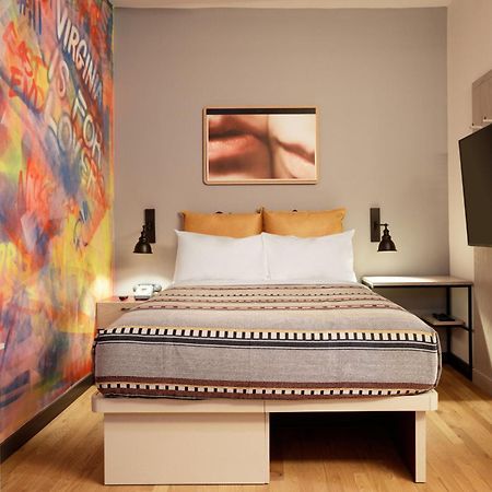 Отель Moxy Richmond Downtown Экстерьер фото